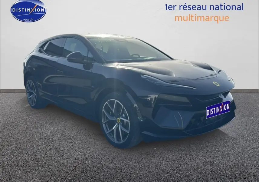 Lotus Eletre noir métallisé vu en 3/4 avant droit avec jantes alu et lignes aérodynamiques marquées.