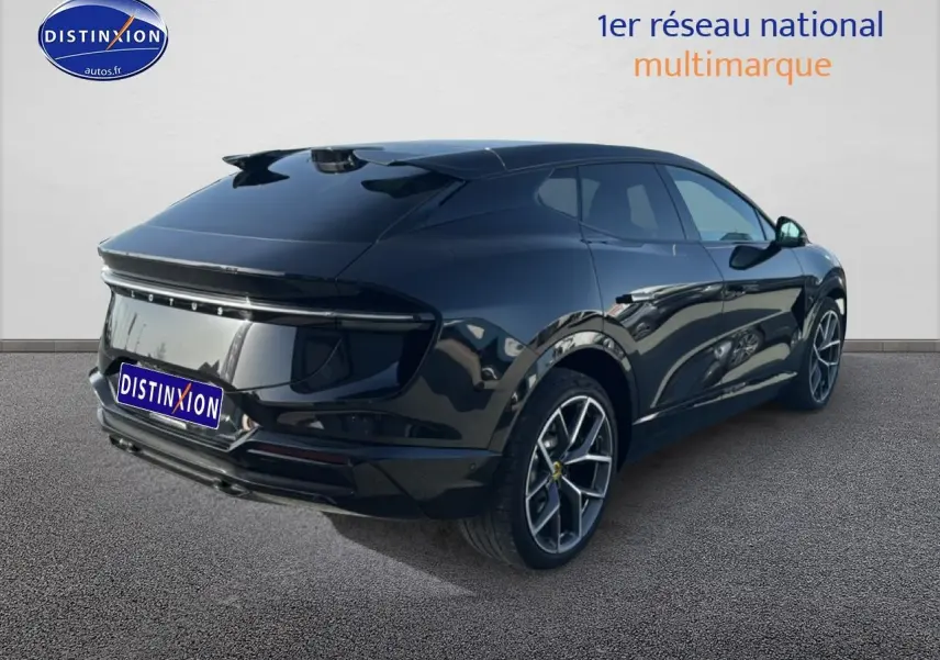Vue 3/4 arrière droite d’un Lotus Eletre noir métallisé avec jantes alu et toit vitré intelligent.
