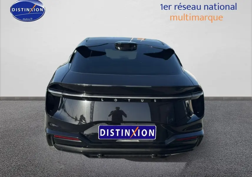 Vue arrière d'une Lotus Eletre noire 2023 avec logo lumineux et plaque Distinxion visible.