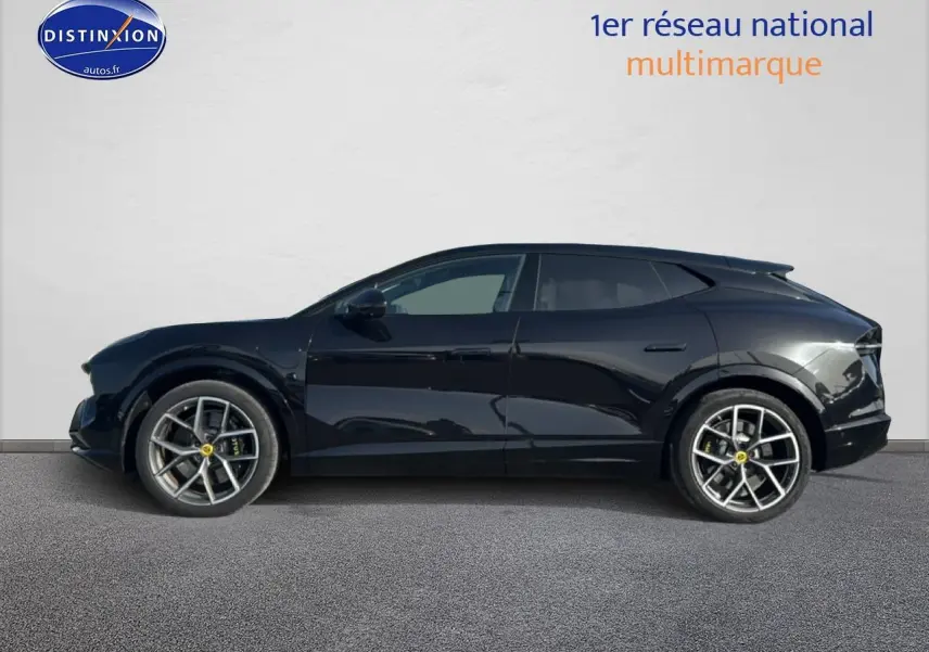 Vue de profil côté gauche d'une Lotus Eletre 612ch noire métallisée avec jantes alu 22 pouces diamantées.
