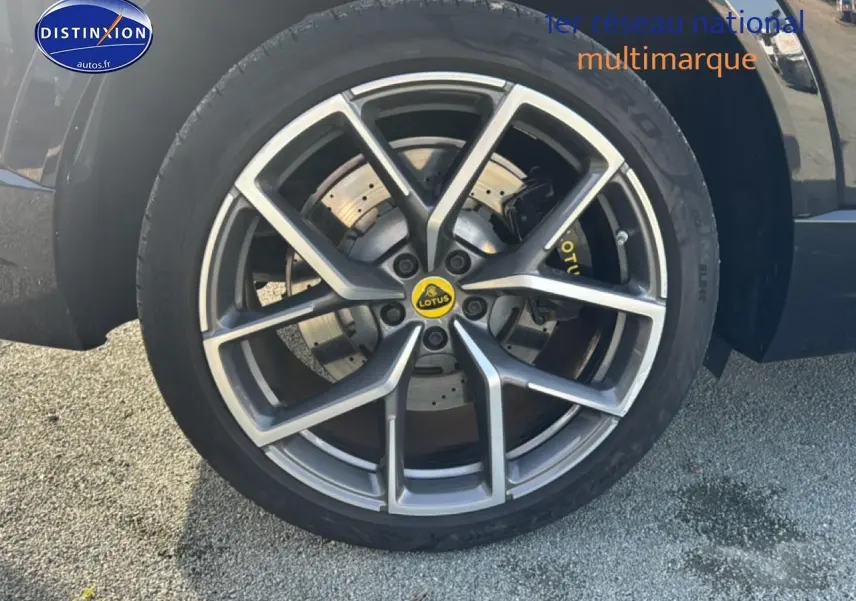 Gros plan sur la jante alu grise 10 branches du Lotus Eletre noir, avec logo jaune au centre et étrier de frein visible.