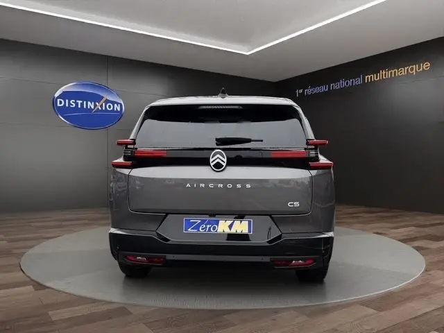 Vue arrière d'un Citroën C5 Aircross gris foncé avec feux arrière horizontaux rouges et logo central blanc.