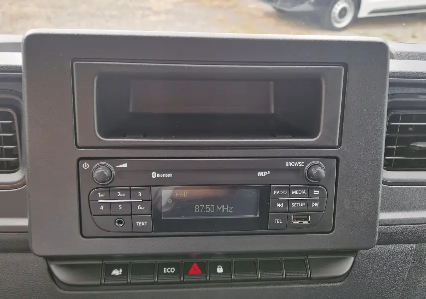 Vue rapprochée de la radio Bluetooth du tableau de bord du Renault Master Châssis Cabine blanc 2024.
