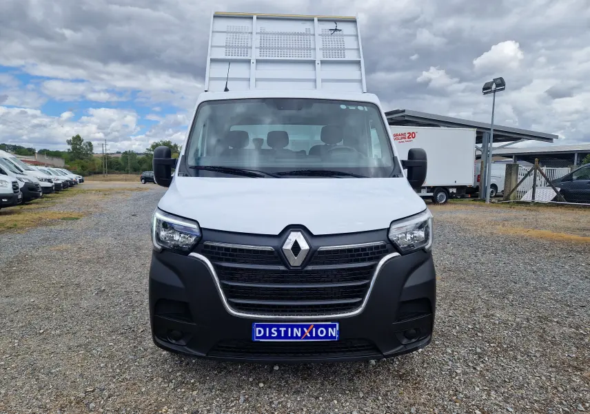 Vue avant d’un Renault Master Châssis Cabine blanc avec benne haute, calandre noire et logo Renault bien visible.