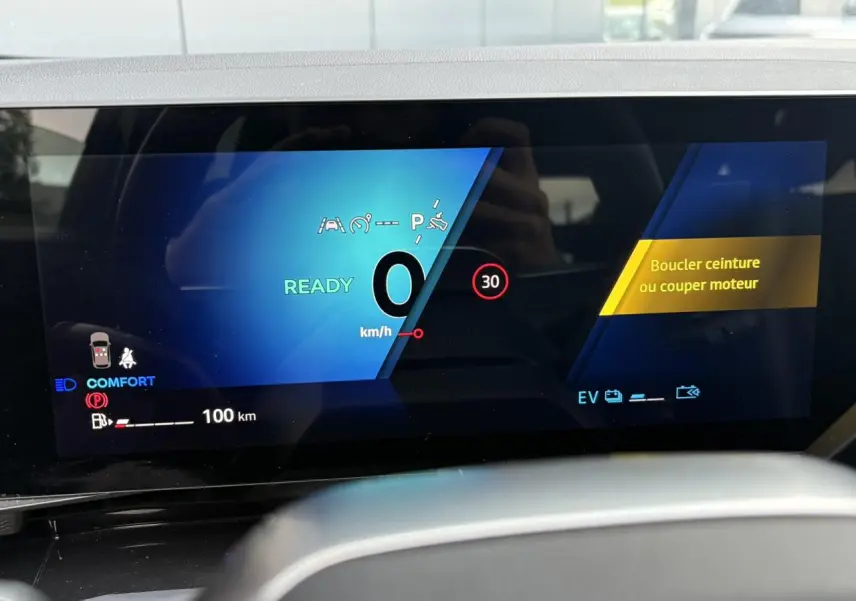 Affichage numérique du tableau de bord Renault Austral E-Tech 2025, mode confort, vitesse 0 km/h, rappel ceinture allumé.