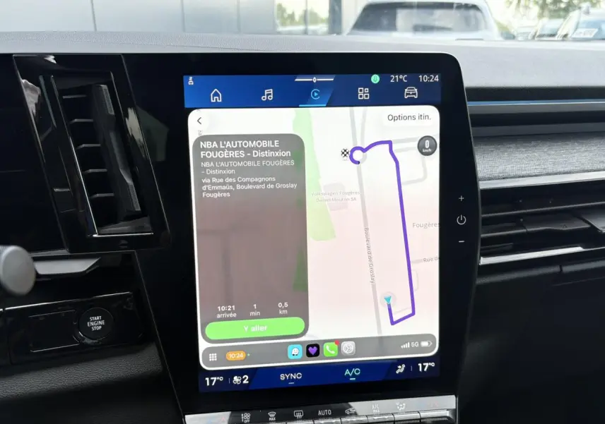 Écran tactile central Open R 12'' du Renault Austral E-Tech 2025 affichant la navigation GPS en intérieur noir.