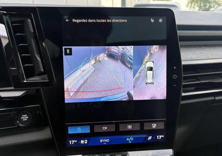 Écran central du Renault Austral E-Tech affichant la caméra 360° avec vue arrière et vue aérienne du véhicule.