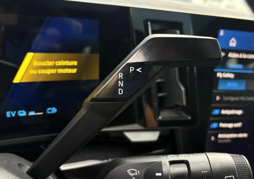 Le levier de vitesses automatique noir du Renault Austral E-Tech, avec affichage digital en arrière-plan.