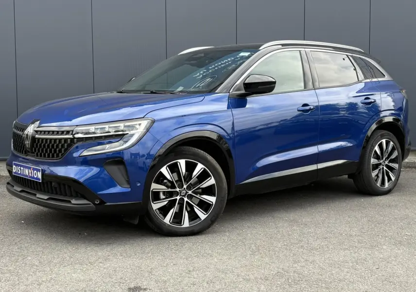 Renault Austral E-Tech bleu Iron en 3/4 avant droit, avec jantes alliage noires et toit panoramique noir étoilé.