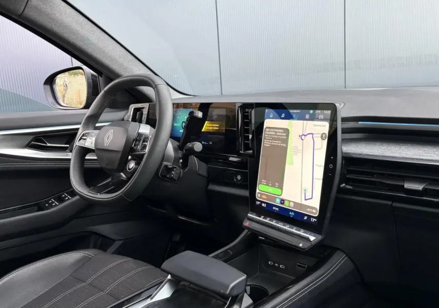 Vue intérieure côté conducteur du Renault Austral E-Tech 2025, avec grand écran tactile vertical et volant compact.