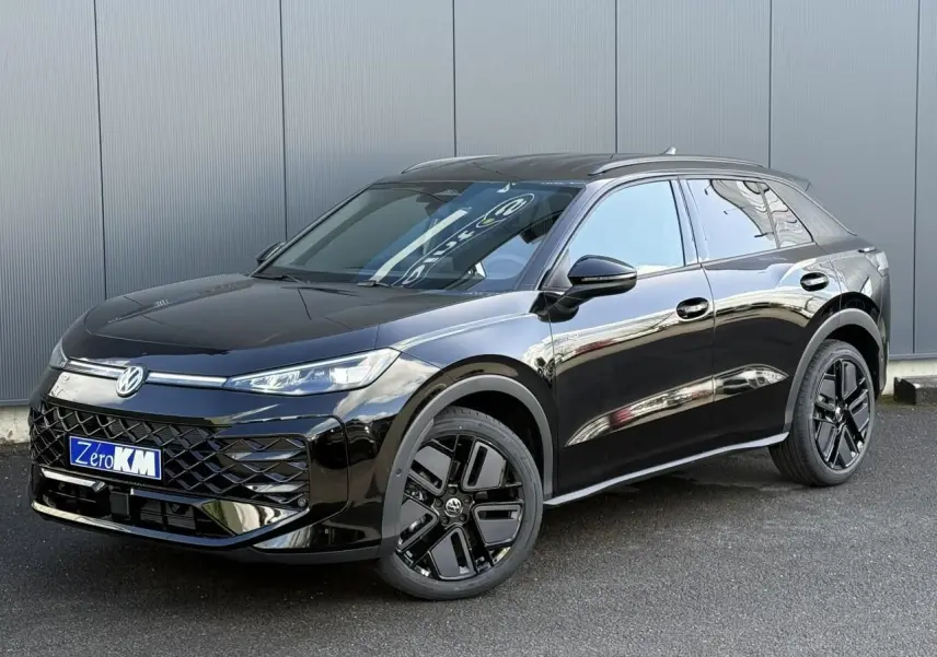 Volkswagen T-Roc 2026 noir ébène en 3/4 avant droit avec jantes noires et vitres surteintées.