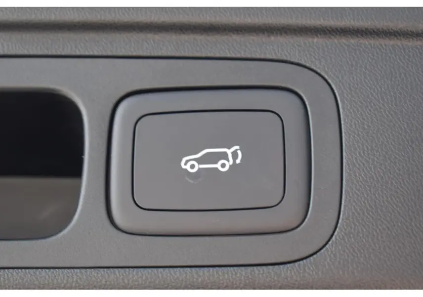 Bouton intérieur noir avec symbole blanc d'ouverture de coffre sur MG Motor EHS 1.5 Hybrid+ 224 ch Luxury 2026 blanc.