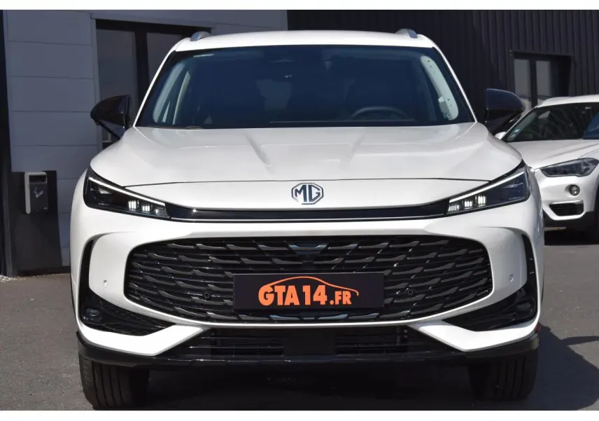 Vue frontale du MG Motor EHS blanc 2026 avec calandre large noire et phares LED fins, version Hybrid+ Luxury.