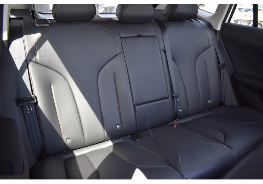 Vue intérieure des sièges arrière en cuir noir avec surpiqûres contrastantes du MG MOTOR EHS 1.5 Hybrid+ 224 ch Luxury 2026.