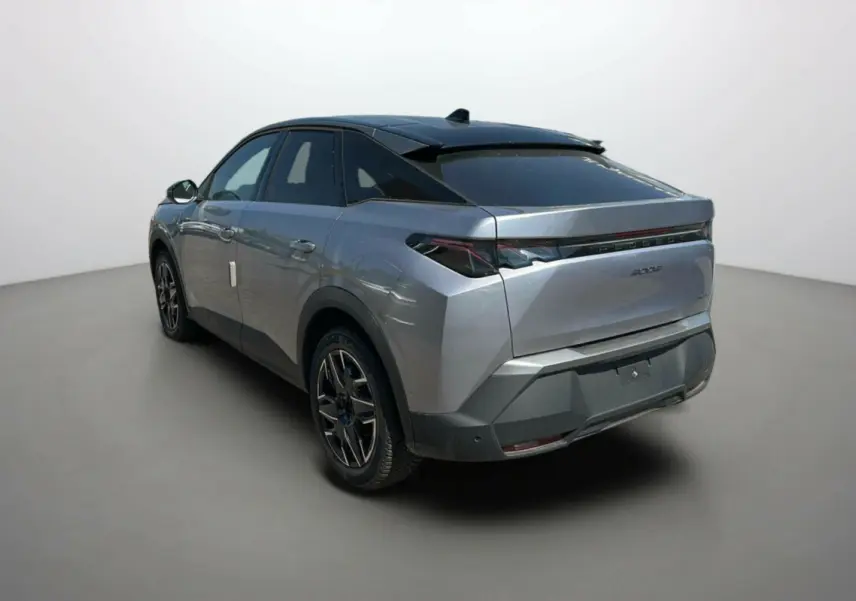 Peugeot 3008 hybride 2025 gris artense avec toit noir, vue 3/4 arrière côté gauche, feux arrière LED distinctifs.