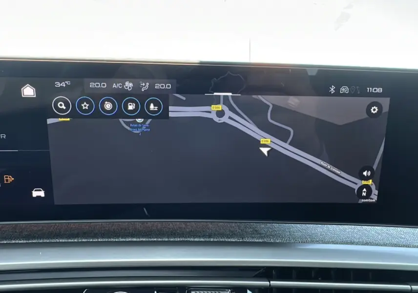 Écran de navigation intégré au tableau de bord du Peugeot 3008 Hybrid 2025 avec interface moderne et température affichée.