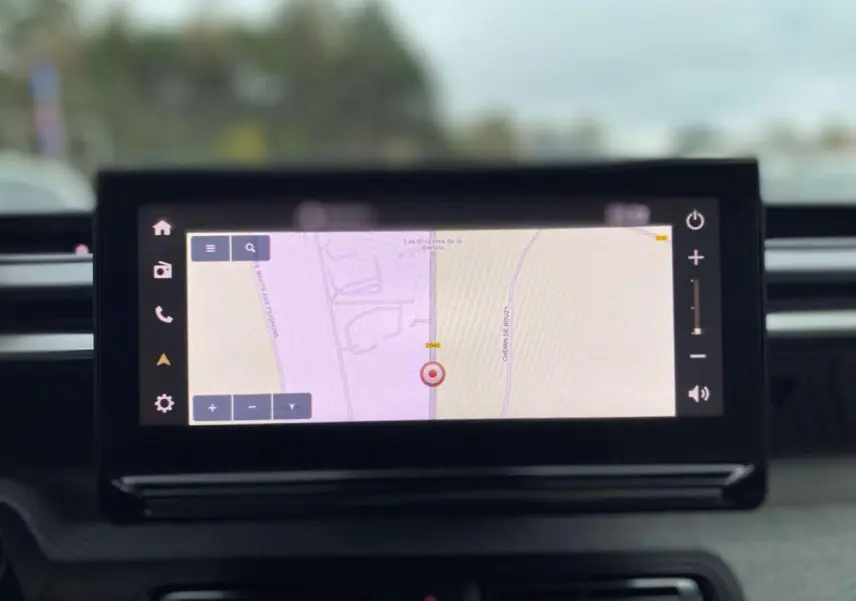 Écran tactile central de navigation GPS affichant une carte dans l'habitacle du Citroën C3 Aircross 2025.
