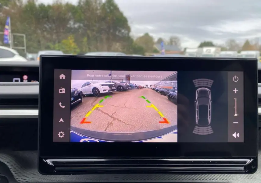 Écran tactile intérieur montrant la caméra de recul du Citroën C3 Aircross hybride 2025 avec guidage coloré.