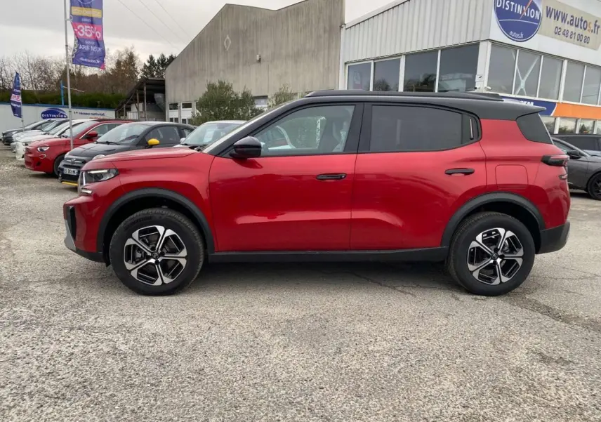 Profil latéral droit d'un Citroën C3 Aircross 2025 rouge Elixir avec toit noir et jantes alliage 17 pouces.