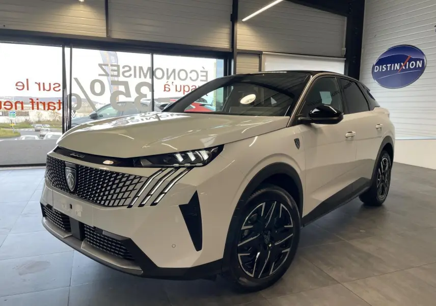 Peugeot 3008 Hybrid blanc okenite en 3/4 avant droit, avec calandre noire et jantes alliage 19 pouces.
