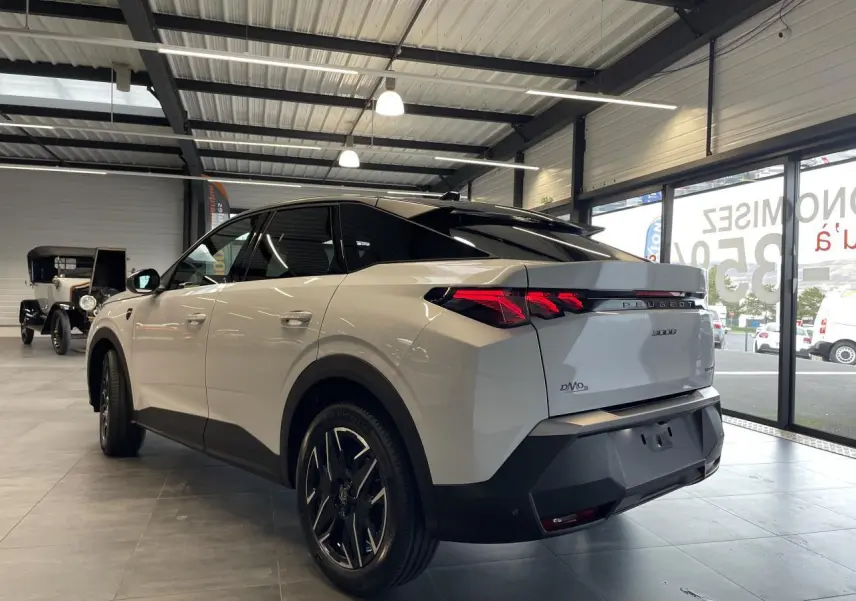 Vue 3/4 arrière droite du Peugeot 3008 blanc Okenite avec feux arrière à griffes LED et jantes alliage 19 pouces.