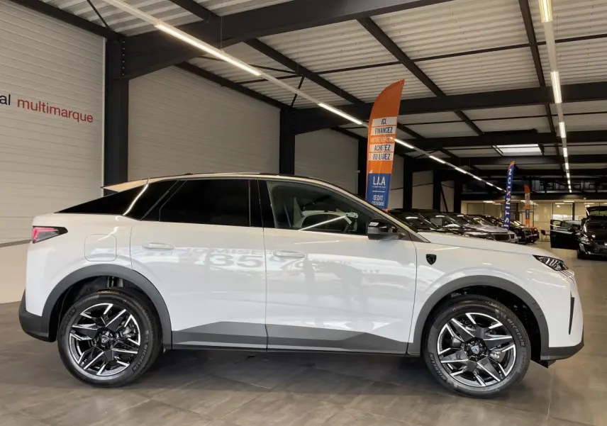 Peugeot 3008 Hybrid blanc okenite vue de profil côté gauche en intérieur avec jantes alliage 19 pouces.