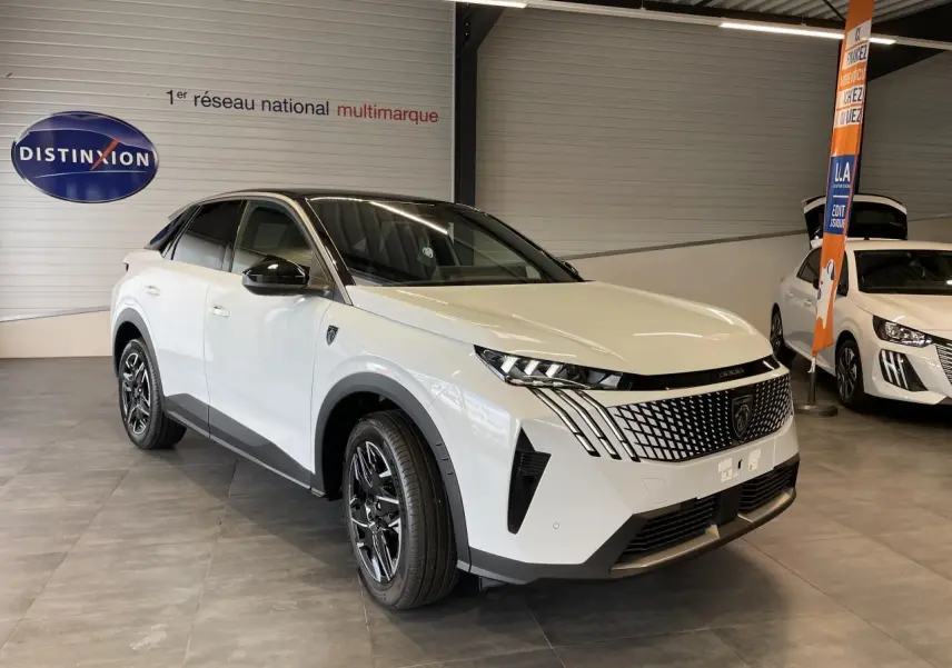 Peugeot 3008 blanc Okenite en 3/4 avant droit, avec calandre noire à motifs et jantes alliage noires.