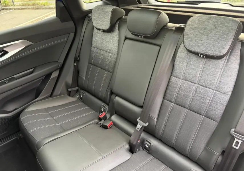 Vue intérieure côté droit sur la banquette arrière mixte tissu gris et cuir noir du Renault Austral 2025.