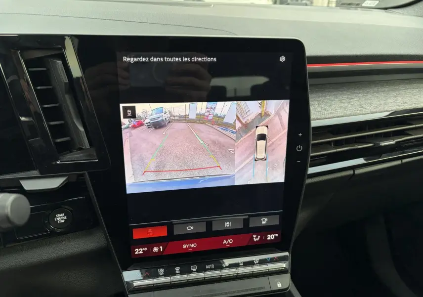 Vue rapprochée de l’écran tactile central du Renault Austral E-Tech affichant la caméra 360° en marche arrière.