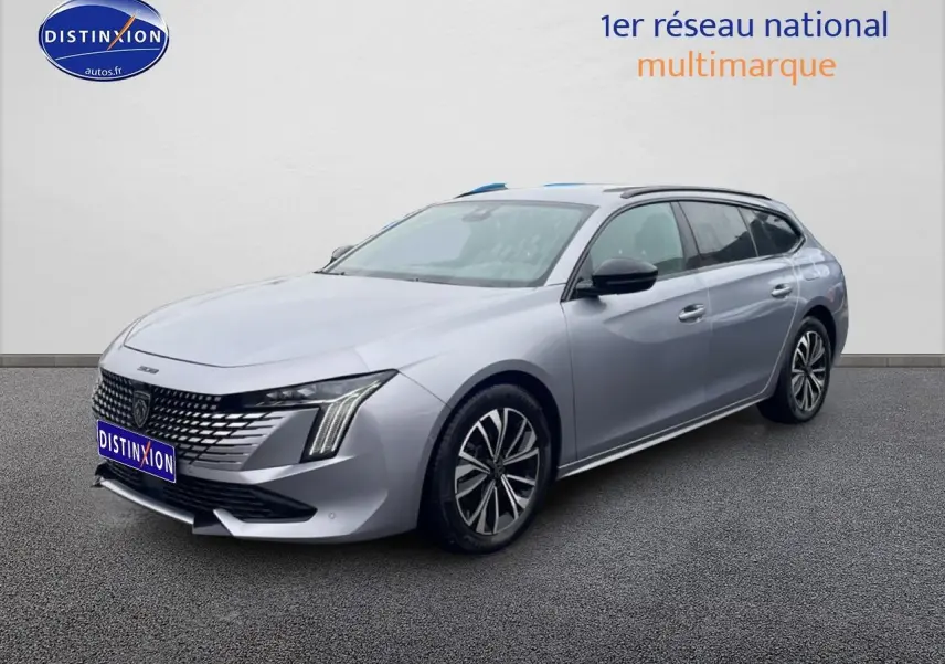 Peugeot 508 SW gris artense en 3/4 avant droit, avec calandre chromée et jantes alliage distinctives.