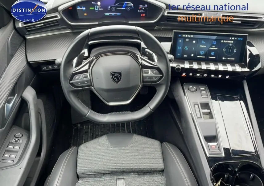 Vue intérieure frontale du poste de conduite de la Peugeot 508 SW hybride, avec volant cuir et tableau de bord numérique.