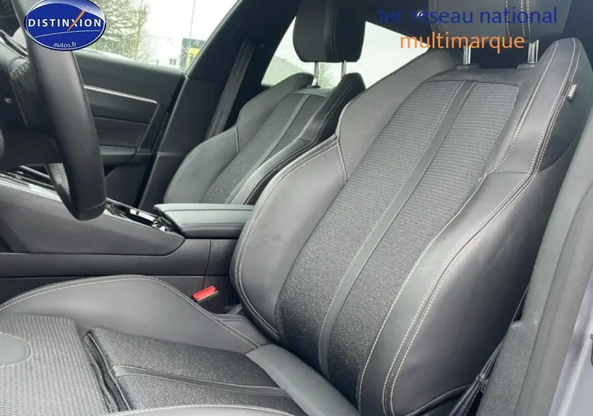 Vue intérieure côté conducteur des sièges avant en cuir et tissu gris du Peugeot 508 SW Plug-in hybrid 225 allure 2024.