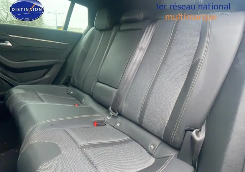Vue intérieure sur la banquette arrière en cuir noir et tissu gris du Peugeot 508 SW Plug-in hybrid 2024.