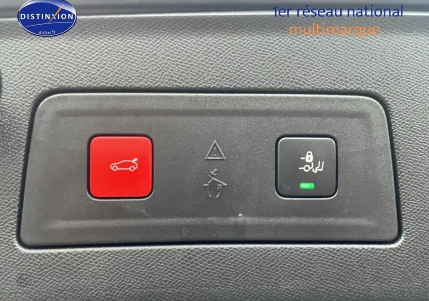 Gros plan sur les boutons de commande du hayon et du verrouillage dans une Peugeot 508 SW gris Artense 2024.