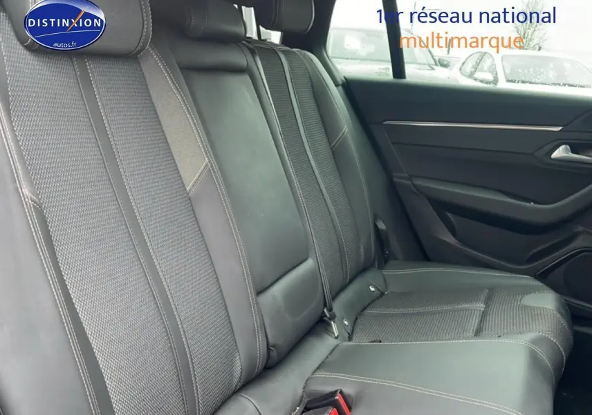 Vue intérieure du siège arrière droit en tissu et cuir noir du Peugeot 508 SW Plug-in hybrid 225 allure 2024.