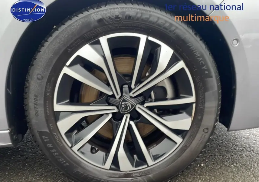 Gros plan sur la jante alu noire et argentée d'une Peugeot 508 SW gris artense, roue avant côté gauche.
