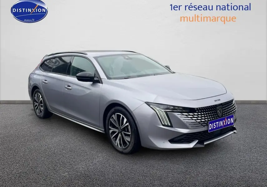 Peugeot 508 SW gris artense en 3/4 avant droit, avec calandre chromée et jantes alliage visibles.
