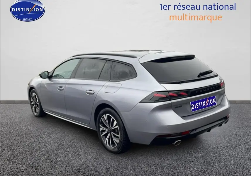 Vue 3/4 arrière droite d'une Peugeot 508 SW gris artense avec jantes alliage et vitres teintées.