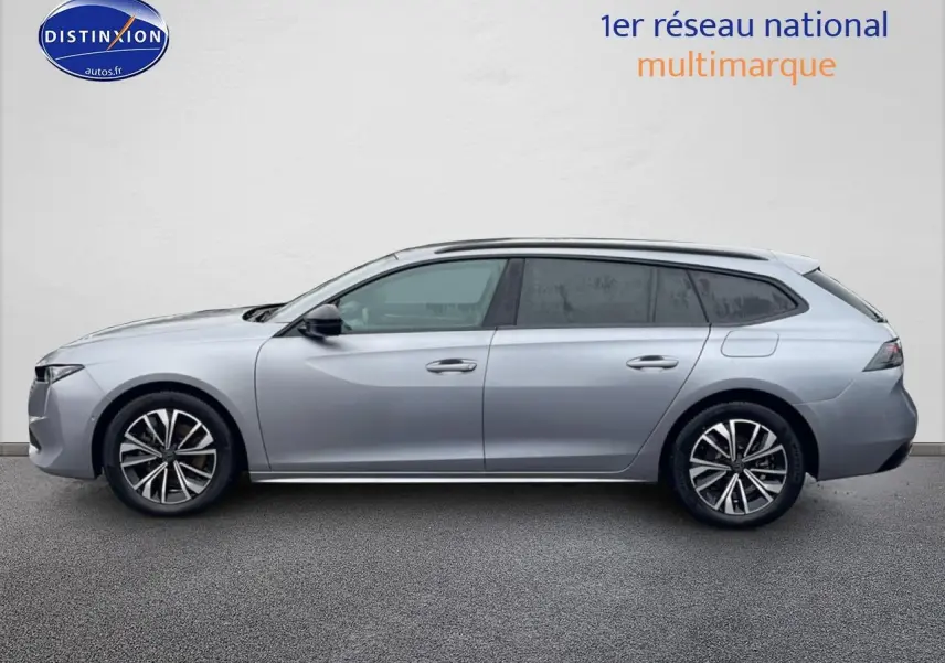 Profil côté gauche d'une Peugeot 508 SW gris artense avec jantes alliage et vitres arrière surteintées.
