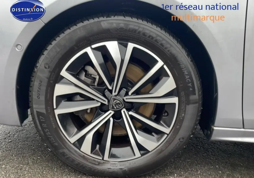 Gros plan sur la jante alu noire et argentée de la roue arrière droite d’une Peugeot 508 SW gris artense.