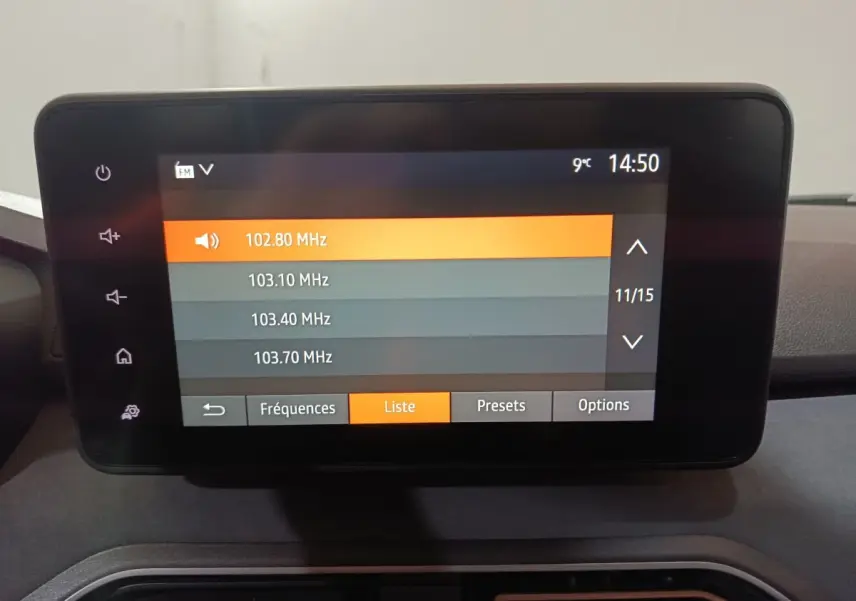 Écran tactile central de la Dacia Sandero Extreme+ 2024 affichant la liste des fréquences radio en intérieur.