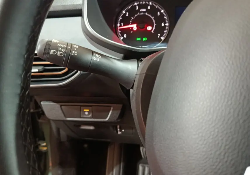 Gros plan sur le commodo gauche et le tableau de bord du Dacia Sandero Extreme+ TCe 110 2024, intérieur noir.