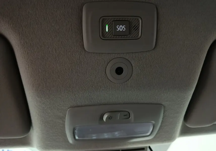 Détail intérieur du plafond avec bouton SOS et éclairage, Dacia Sandero Extreme+ TCe 110 2024 vert.