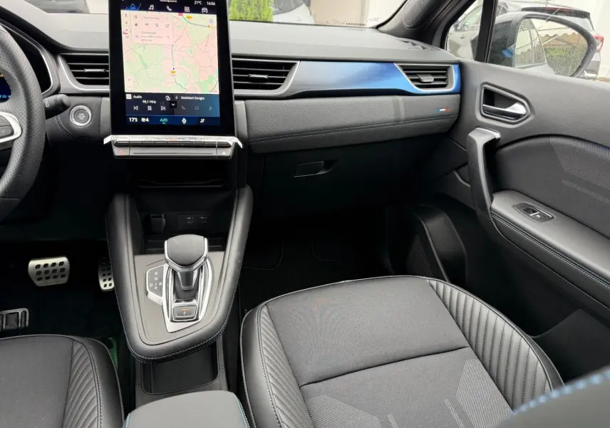 Vue intérieure côté passager de la Renault Symbioz 2026 gris rafale, avec console centrale et écran tactile vertical.