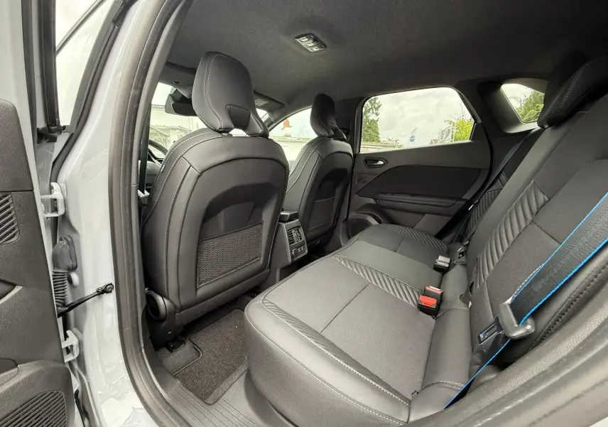 Vue intérieure arrière côté gauche du Renault Symbioz 2026 gris Rafale, montrant les sièges arrière et l'espace passager.