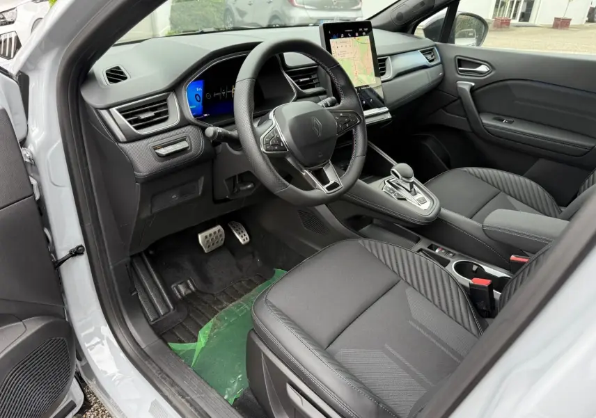Vue intérieure côté conducteur de la Renault Symbioz 2026, avec tableau de bord numérique et écran tactile vertical.