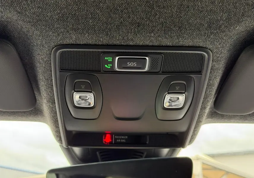 Gros plan sur la console de toit intérieure du Renault Symbioz gris Rafale, avec boutons SOS et éclairages intégrés.