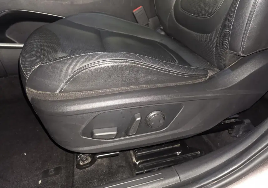 Gros plan sur le siège conducteur cuir noir du Hyundai Tucson 2020 avec commandes électriques latérales visibles.