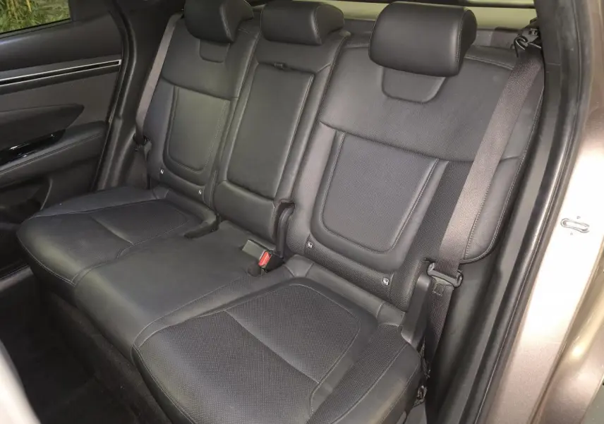Vue intérieure côté droit sur les sièges arrière en cuir noir du Hyundai Tucson gris 2020.