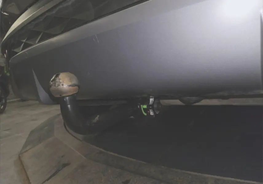 Gros plan sur l'attelage d'une Hyundai Tucson gris, vu sous le pare-chocs arrière.